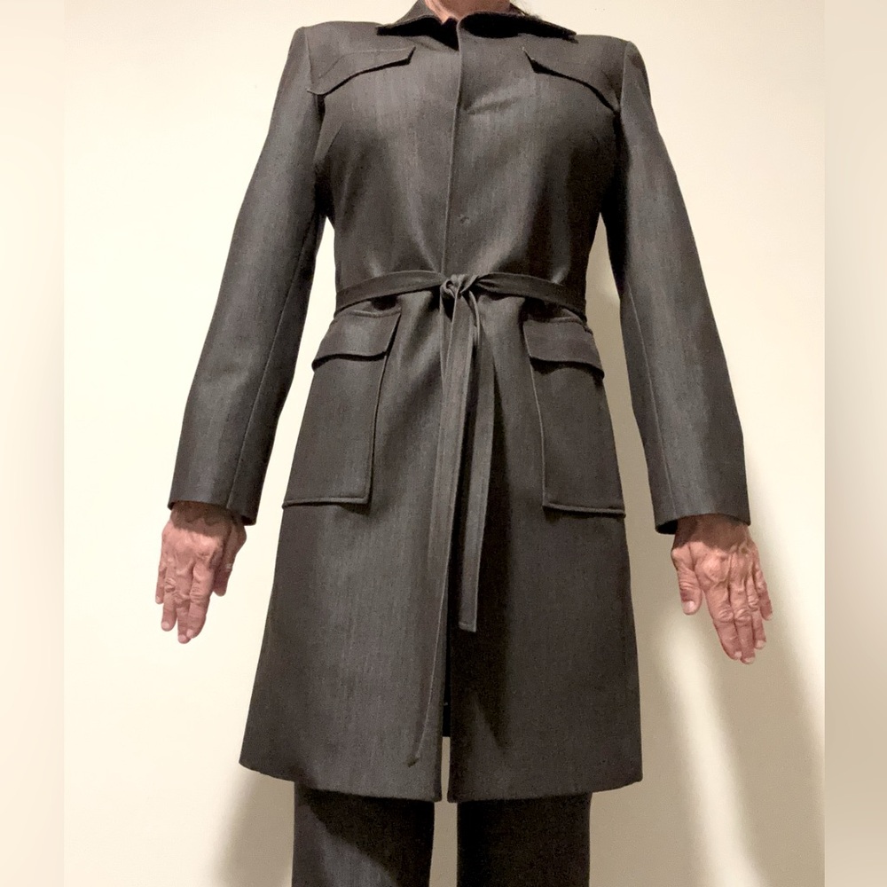 Tahari long suit jacket size 4 lined with belt gorgeous worn once like new